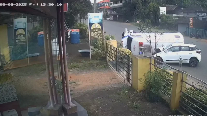 ആംബുലൻസും കാറും കൂട്ടിയിടിച്ചു; രോ​ഗിയടക്കം രണ്ട് പേർ മരിച്ചു, ആറുപേരുടെ നില ​ഗുരുതരം