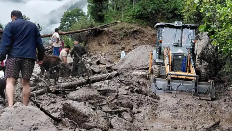 ഉത്തരാഖണ്ഡിൽ കനത്ത മഴയെ തുടർന്ന് ഉണ്ടായ മണ്ണിടിച്ചിലിലും വെള്ളപ്പൊക്കത്തിലും 10 പേരെ കാണാതായി.