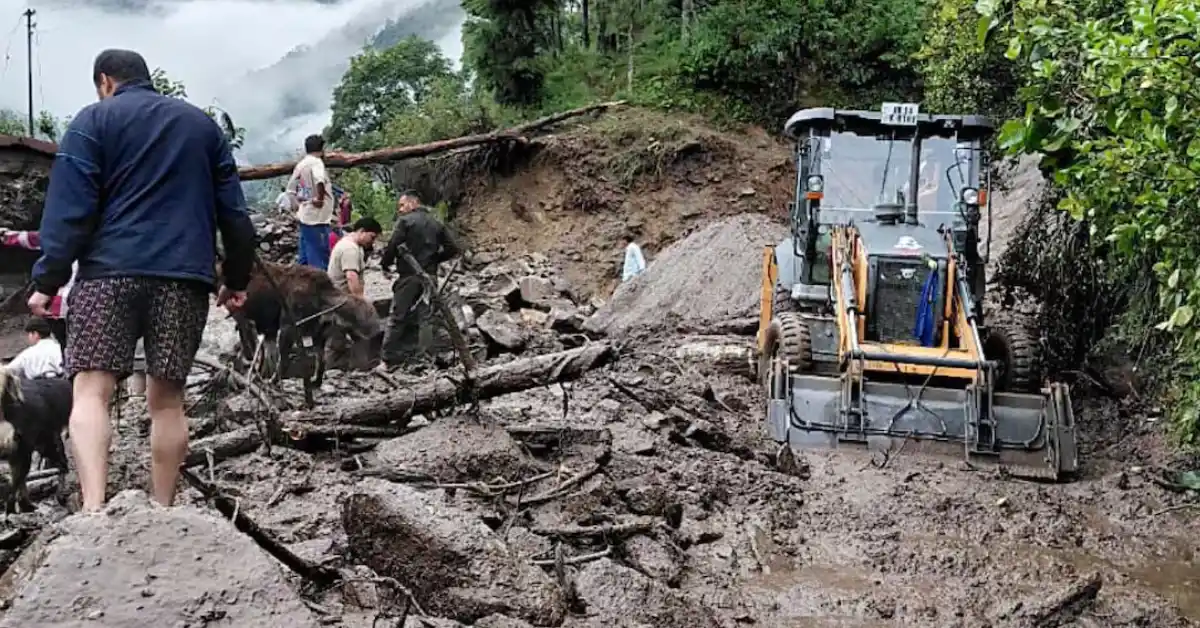 ഉത്തരാഖണ്ഡിൽ കനത്ത മഴയെ തുടർന്ന് ഉണ്ടായ മണ്ണിടിച്ചിലിലും വെള്ളപ്പൊക്കത്തിലും 10 പേരെ കാണാതായി.