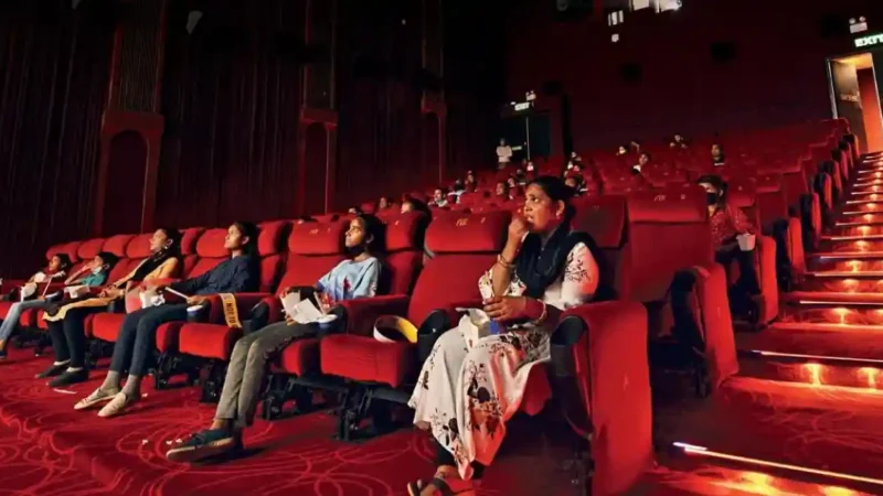 പുറത്തുനിന്നുള്ള ഭക്ഷണം നിരോധിച്ചിട്ടുണ്ടെങ്കിൽ സിനിമാ തിയേറ്ററുകളിൽ സൗജന്യമായി ശുദ്ധീകരിച്ച വെള്ളം നൽകണമെന്ന് എറണാകുളം ഉപഭോക്തൃ കോടതി