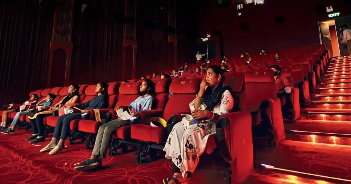 പുറത്തുനിന്നുള്ള ഭക്ഷണം നിരോധിച്ചിട്ടുണ്ടെങ്കിൽ സിനിമാ തിയേറ്ററുകളിൽ സൗജന്യമായി ശുദ്ധീകരിച്ച വെള്ളം നൽകണമെന്ന് എറണാകുളം ഉപഭോക്തൃ കോടതി