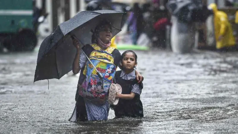 കേരളത്തിൽ കനത്ത മഴ: തിരുവനന്തപുരത്ത് സ്‌കൂളുകൾക്കും കോളേജുകൾക്കും ഇന്ന് അവധി; എട്ട് ജില്ലകളിൽ ഇന്ന് യെല്ലോ അലർട്ട്