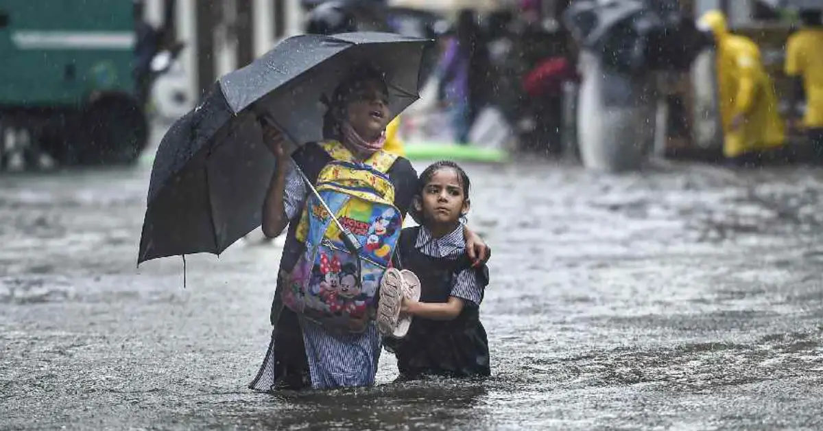 കേരളത്തിൽ കനത്ത മഴ: തിരുവനന്തപുരത്ത് സ്‌കൂളുകൾക്കും കോളേജുകൾക്കും ഇന്ന് അവധി; എട്ട് ജില്ലകളിൽ ഇന്ന് യെല്ലോ അലർട്ട്