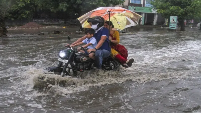 സംസ്ഥാനത്തെ നാല് ജില്ലകളിലെ ജനങ്ങൾക്ക് മുന്നറിയിപ്പ്; അതിശക്തമായ മഴയ്ക്കും കാറ്റിനും സാധ്യത