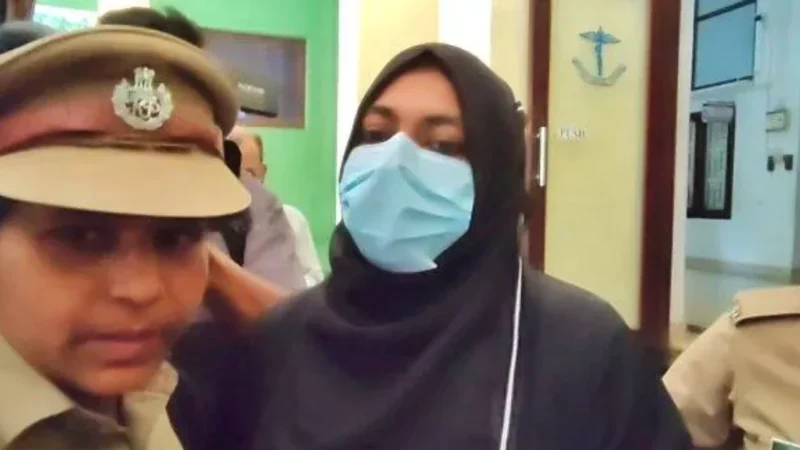 ഐസിയു ലൈംഗികാതിക്രമ കേസ്: സസ്‌പെൻഡ് ചെയ്യപ്പെട്ട ജീവനക്കാരെ തിരിച്ചെടുത്തു, പീഡനത്തെ അതിജീവിച്ചയാൾ പ്രതിഷേധവുമായി രംഗത്ത്