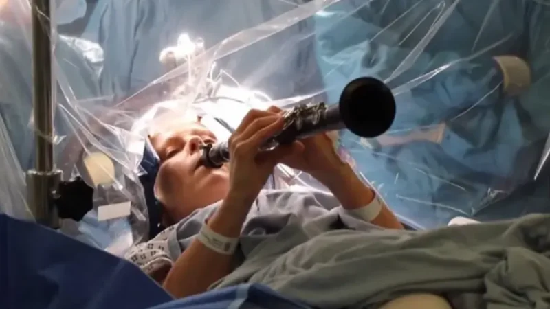 തലച്ചോറിലെ ശസ്ത്രക്രിയയ്ക്കിടെ ക്ലാരിനെറ്റ് വായിച്ച് രോ​ഗി; ചരിത്രം രചിച്ച ശസ്ത്രക്രിയ