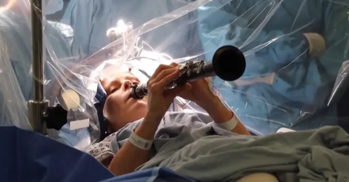 തലച്ചോറിലെ ശസ്ത്രക്രിയയ്ക്കിടെ ക്ലാരിനെറ്റ് വായിച്ച് രോ​ഗി; ചരിത്രം രചിച്ച ശസ്ത്രക്രിയ