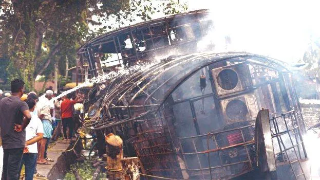 കേരളത്തിൽ ഹൗസ് ബോട്ടിന് തീപിടിച്ചു; സമയോചിതമായ ഇടപെടൽ മൂലം ഉത്തരേന്ത്യൻ സംസ്ഥാനത്തു നിന്നുള്ള ദമ്പതികൾ രക്ഷപ്പെട്ടു.