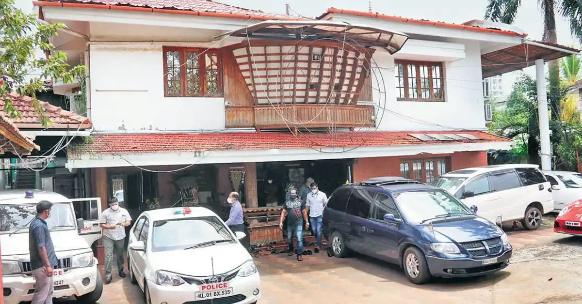 പുരാവസ്തു തട്ടിപ്പ് കേസിലെ പ്രതി മോൻസൺ മാവുങ്കലിന്റെ വീട്ടിൽ മോഷണം; 20 കോടിയുടെ വസ്തുക്കൾ മോഷണം പോയി