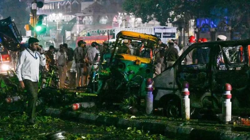 ശരീരഭാഗങ്ങൾ എല്ലായിടത്തും ചിതറിക്കിടക്കുന്നു, ആകാശം ചുവന്നു: ചെങ്കോട്ടയ്ക്ക് സമീപം സ്ഫോടനം കണ്ട ദൃക്‌സാക്ഷികൾ